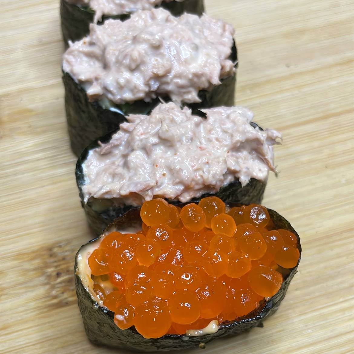 Gunkan maki ar laša ikriem un tunci majonēzē, aptīti ar jūraszālēm
