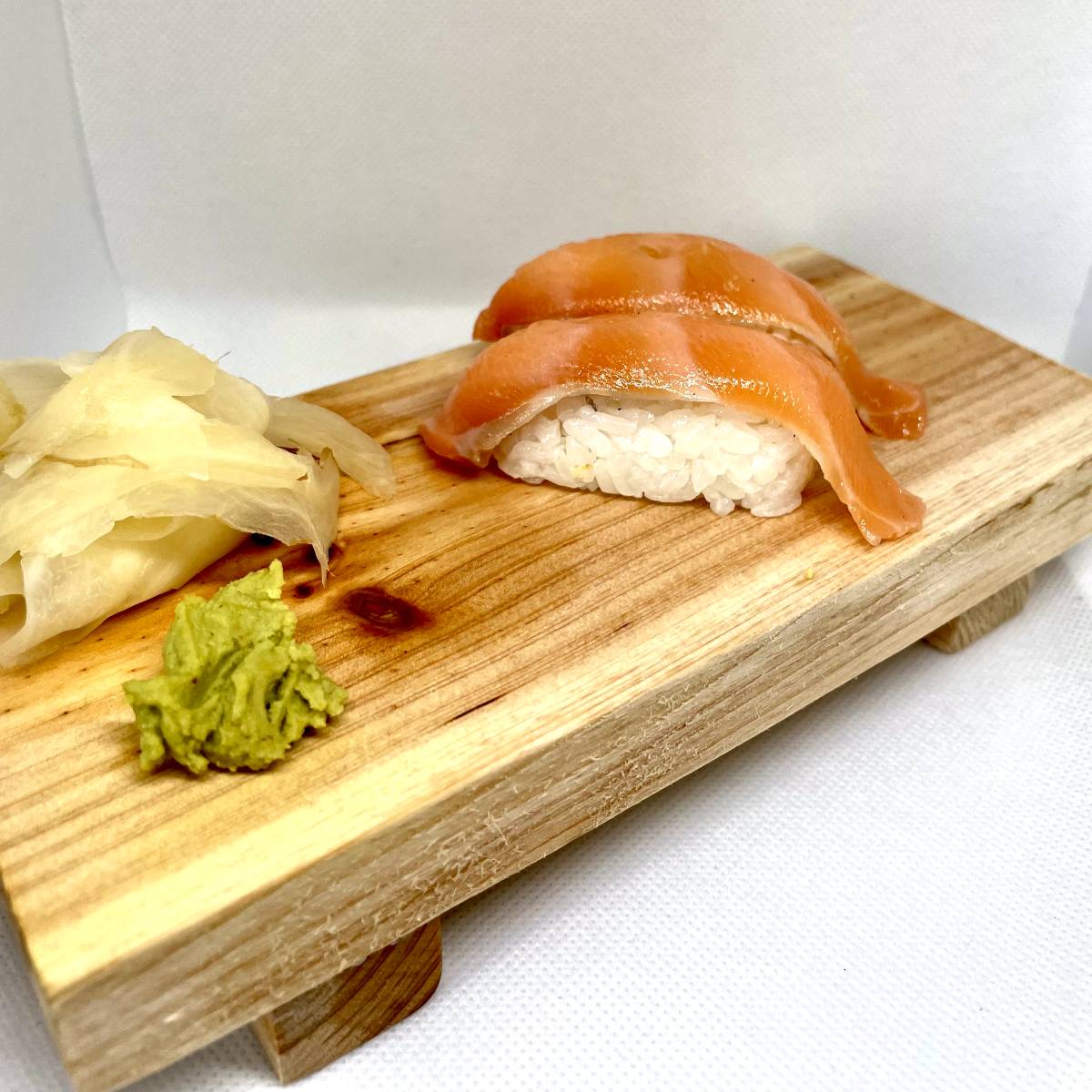 sake nigiri Sake nigiri, kas sastāv no laša šķēles uz rīsiem, pasniegts ar wasabi un marinētu ingveru