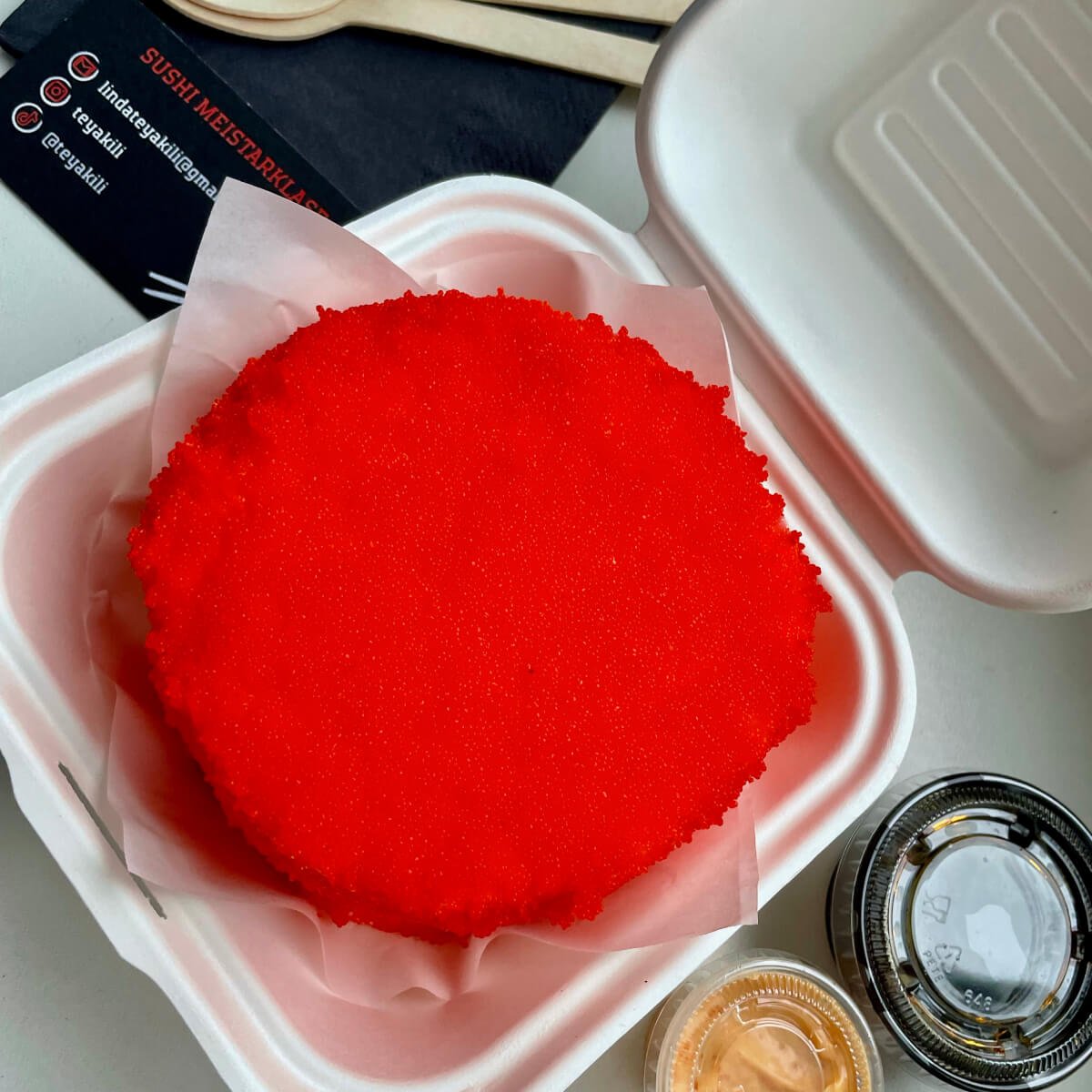 Bento kūka pārklāta ar zivju ikriem Bento kūka pārklāta ar zivju ikriem